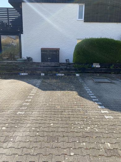 Charmantes Reiheneckhaus mit Garten, Balkon & Dachterrasse in sonniger Lage – Stellplatz