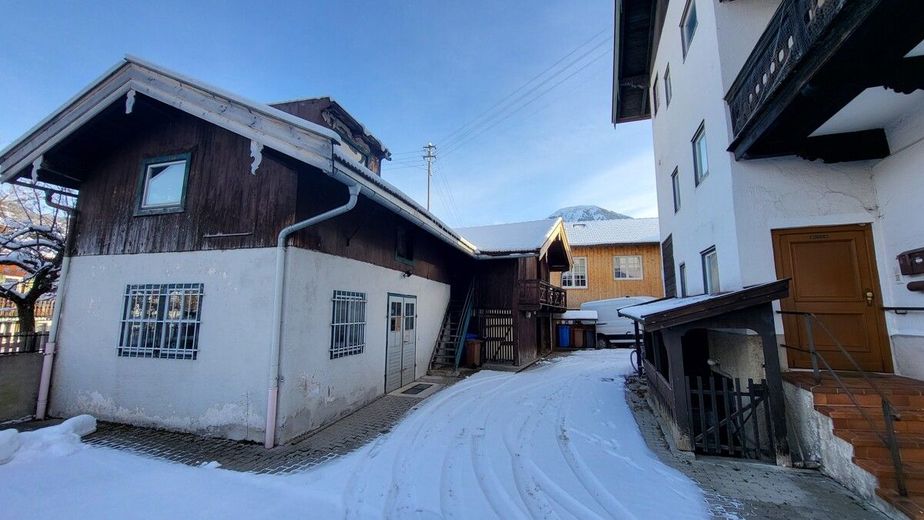 MFH und Gewerbe im Hintergebäude in Rottach-Egern – Ansicht Rückgebäude