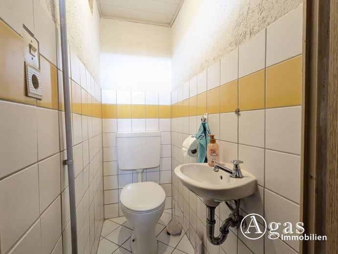 Einfamilienhaus mit Nebengebäuden auf großzügigem Grundstück – Gäste WC