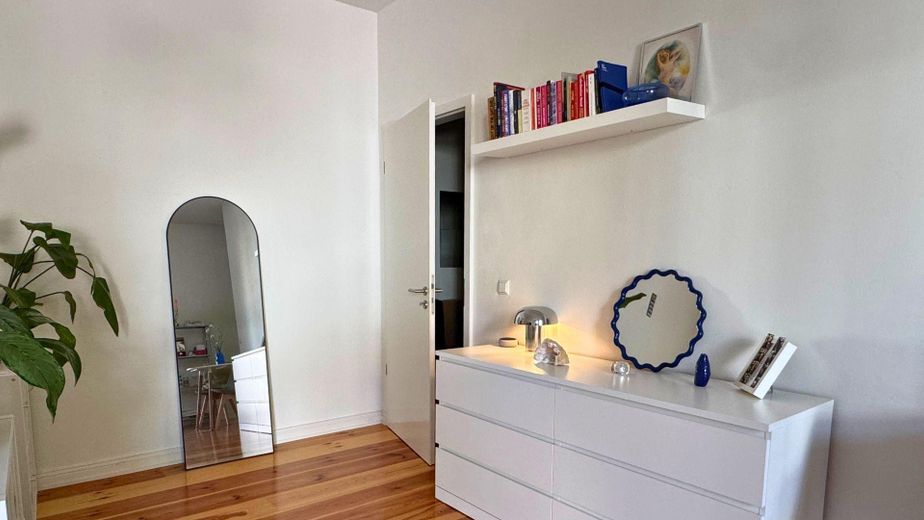 Helle möblierte 1-Zimmer-Wohnung mit Balkon im Herzen von Friedrichshain – Wohnbereich