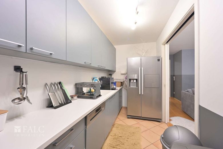 Modernes Wohnglück in Neubiberg - Stilvolle 3-Zimmer-Wohnung mit Balkon – Küche Blick Tür