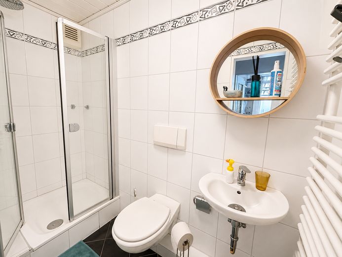 Lichtdurchflutete 3-Zimmerwohnung mit Balkon und Tiefgaragenstellplatz – Duschbad