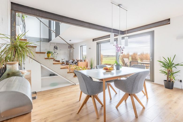 Architektenbungalow mit Split-Level-Bauweise, klarer Formensprache und freiem Landschaftsblick! – Essbereich