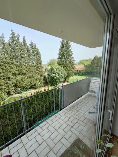 Ampio e luminoso appartamento di 3 locali con 2 balconi, cucina componibile e 2 posti auto in autorimessa interrata – Balkon1
