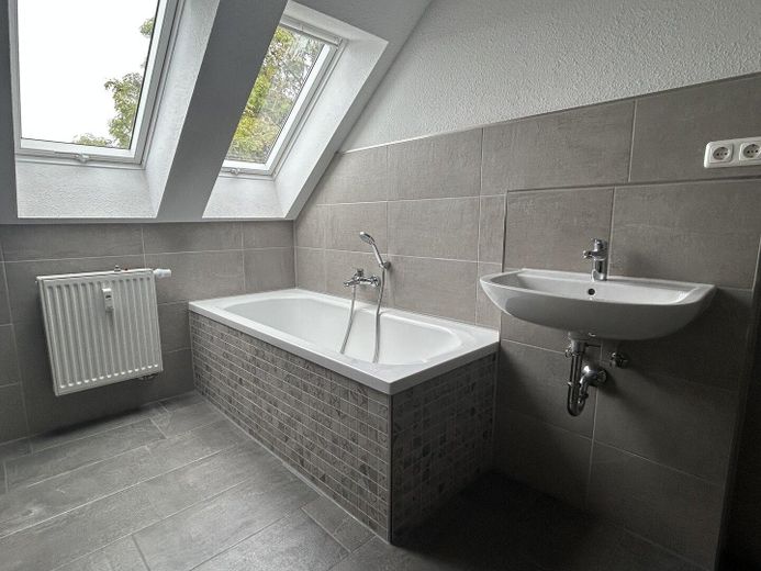 Hochwertige 5R-Wohnung mit Balkon in einer Stadtvilla – Bad.
