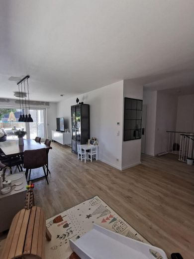 Esclusivo appartamento maisonette di 4,5 locali con giardino a Meerbusch Büderich – Wohnzimmer