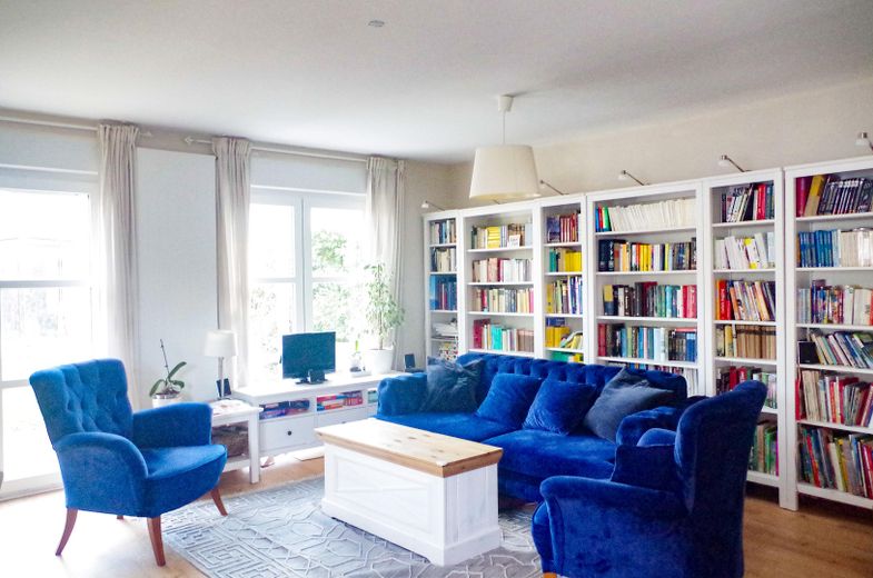 Family Happiness in the Countryside – Wohnzimmer, Bibliothek