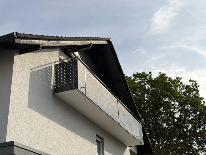 Großzügige Dachgeschosswohnung in Paderborn-Elsen – Mit XXL-Sonnenbalkon zum Entspannen! – Außenansicht Balkon überdacht