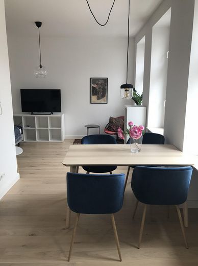 Furnished, bright 1-room apartment at the park – Wohnbereich