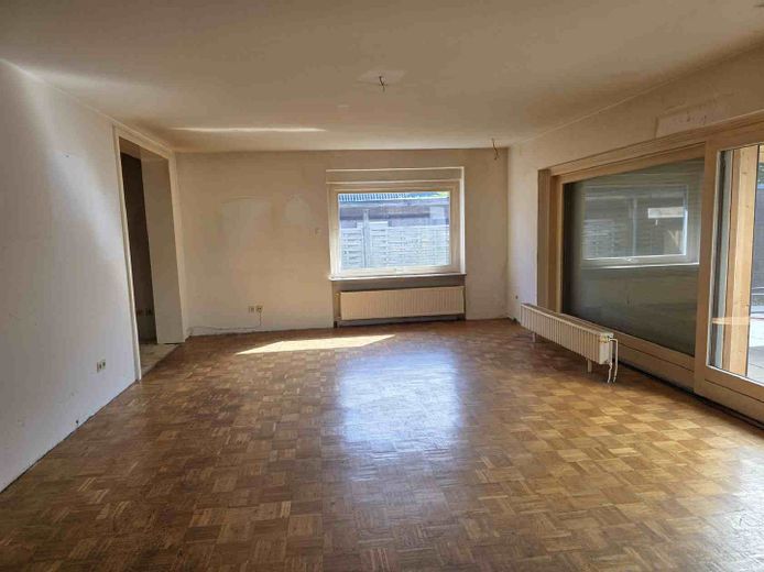 !Provisionsfrei! Sanierungsbedürftiges Einfamilienhaus! – EG Wohnzimmer