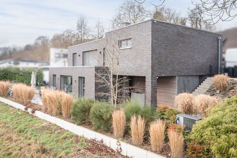 Architektenbungalow mit Split-Level-Bauweise, klarer Formensprache und freiem Landschaftsblick! – Südansicht II