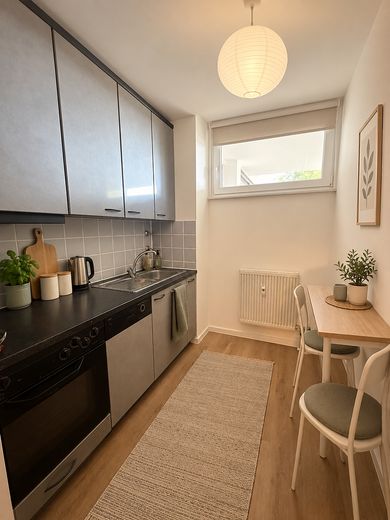 Investimento immobiliare ristrutturato di 2 locali senza provvigione con posto auto interrato | 6 % di rendimento lordo da locazione – Küche (KI-Visual.)