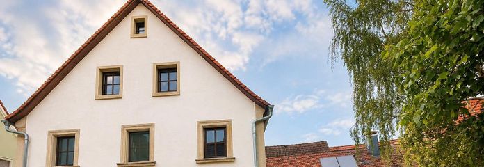 Sandsteinanwesen in Uehlfeld -kernsaniert-nachhaltig-außergewöhnlich. Ein Zuhause mit Geschichte – Ansicht der Hauses vom Parkpl