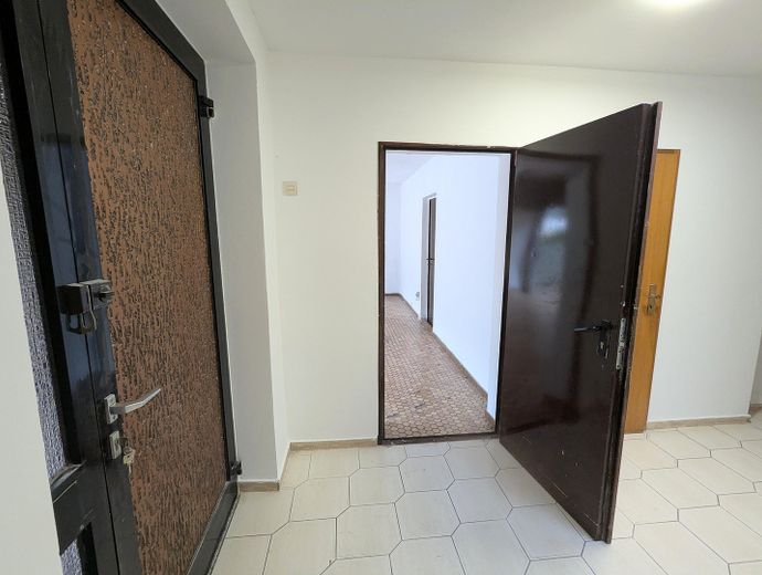 Bungalow adatto alle famiglie, vicino al centro e ben collegato – .....mit Verbindungstür Flur