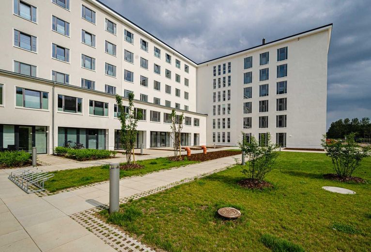 Modernisierte Ferienwohnung in Prora, 100 m zur Ostsee, zwei Terrassen -provisionsfrei- – Außenansicht