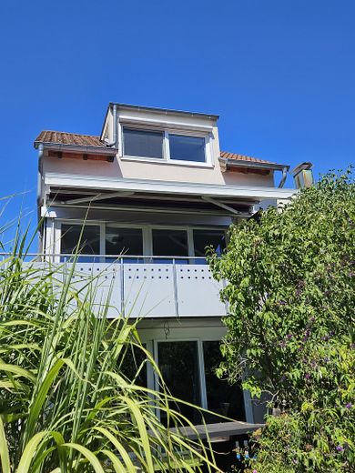 Großzügige Maisonette im Architektenhaus mit Kamin, Balkon & Albblick – ideal für 1–2 Personen – Hausansicht mit Balkon