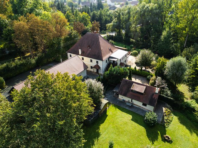 Eşsiz, komisyonsuz! Konut/lifestyle malikanesi, 3 daire, yaklaşık 480m² kullanım alanı, 800m² depo alanı, 7000 m² arsa – Vogelperspektive von Nordost