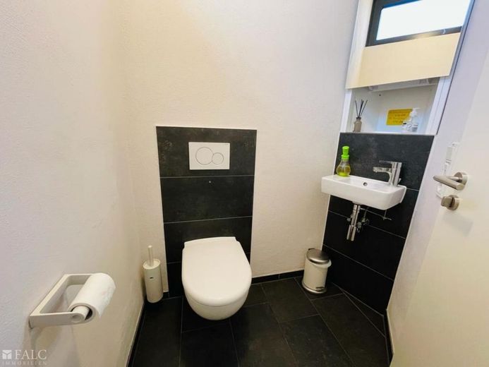 Rundum beeindruckend: Ihr neues Zuhause mit klaren Linien und großzügigen Fensterfronten – Gäste WC