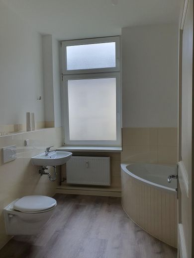 3,5-Zimmer-Altbauwohnung (90m²) im denkmalgeschützten Straßenzug – Bad