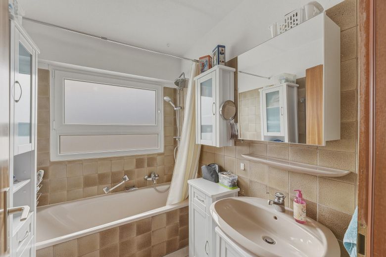 Badezimmer mit Tageslicht