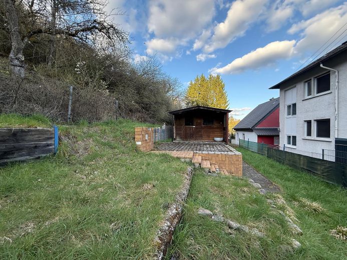 Modernisiertes Einfamilienhaus mit 1.025 m² Grundstück, Wintergarten & großem Garten – Garten