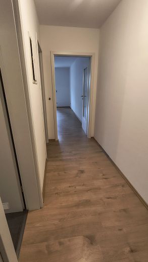 Charmantes, renoviertes Apartment mit Terrasse, kleinem Garten & Tiefgaragenstellplatz in Regensburg – Flur mit Raum für Garderobe