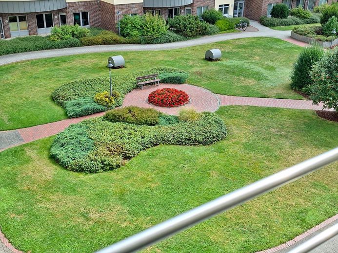 KURPARK-RESIDENZ Appartement en copropriété de 2 pièces, piscine/jacuzzi/sauna inclus dans les charges de copropriété, pompe à chaleur ! 1 place de parking en garage souterrain – Rondell mit Gartenbank