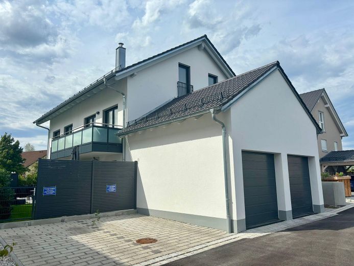 Luxuriöse 2 Zimmer Wohnung mit EBK in Olching – Hausansicht außen 