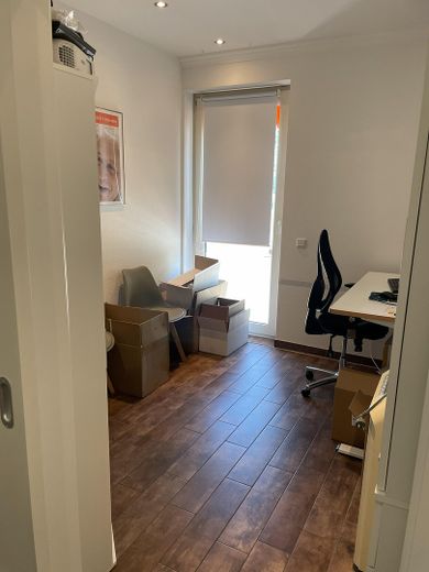 Spazio commerciale al piano terra in posizione favorevole al traffico – Büro