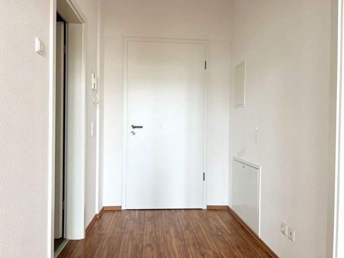 PROVISIONSFREI - BEZUGSFREIE 2-RAUMWOHNUNG MIT EINBAUKÜCHE – Flur