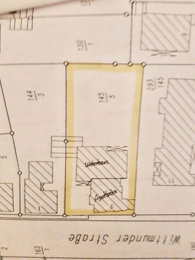 Altbau und separater Neubau