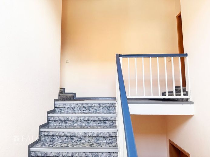 Extravagante Wohnung mit exklusivem Bad und Balkon sowie privatem Stellplatz und Einbauküche – Treppenhaus
