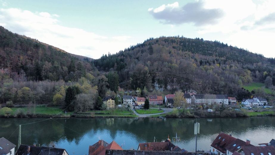 Ehemaliges Gasthaus mit 3 Einzelzimmer &amp; 5 potentiellen Wohnungen | inkl. Gaststätte und Parkplätze – Fähre