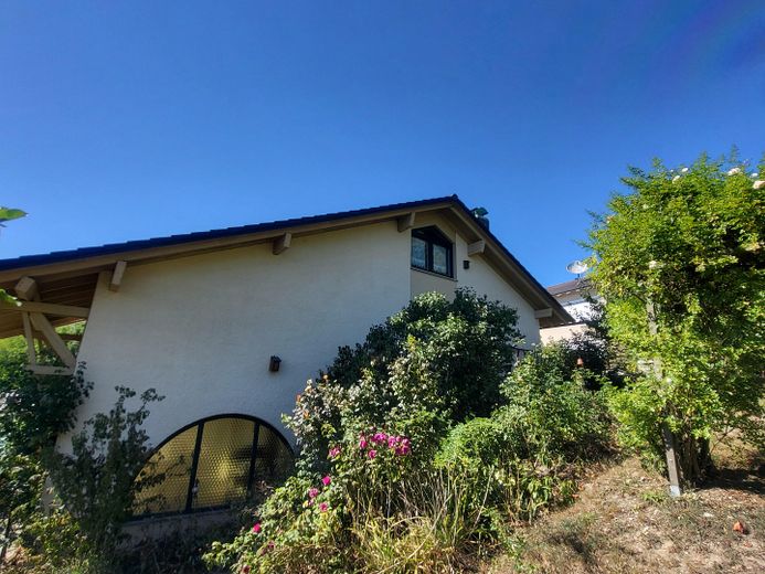 Freistehendes Einfamilienhaus in ruhiger Südhanglage mit weitem Blick über das Vilstal – Aussenansicht