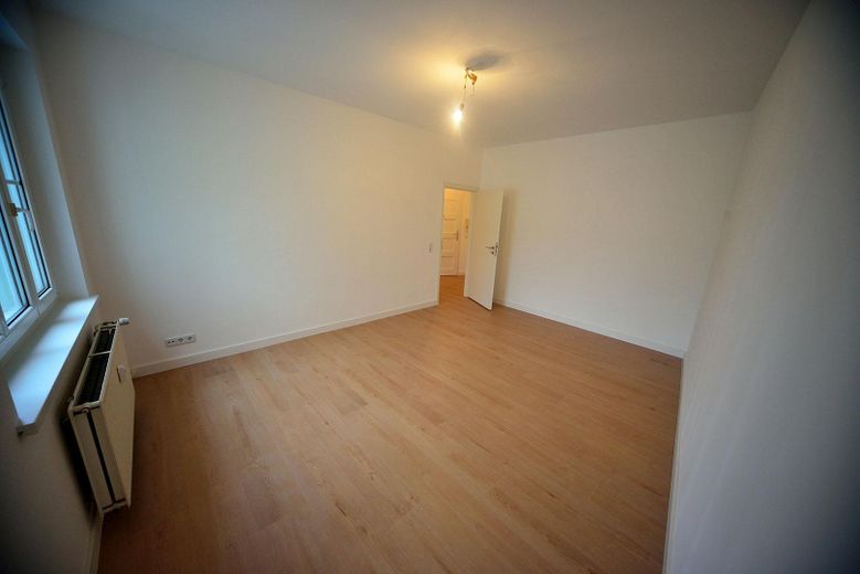 Helle Wohnung in Alt-Hohenschönhausen, 2 Zimmer, Einbauküche, Loggia – Wohnzimmer