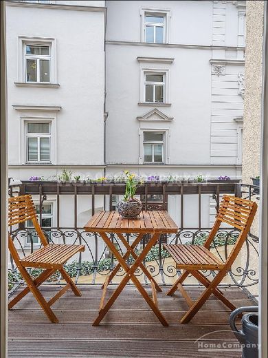 Kernsanierte und hochwertig möblierte 4-Zimmer-Wohnung mit Balkon – 76c6a76ca6788dbbbe07395d4581a92ec2cb455d.jpg