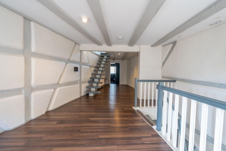 Loftartiges Stadthaus in der Altstadt – 125 m² auf 4 Ebenen, offen, 2 Bäder, EBK, Klimaanlage – 2.OG - Wohnbereich
