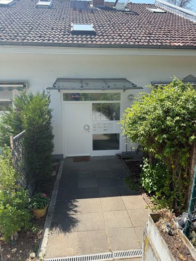 Stadtnahe, idyllische Terassen/Gartenwohnung in ruhiger Weinberglage – Hauseingang am Hang