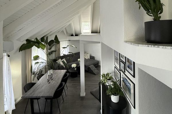 Wonen met karakter – moderne maisonnette met indrukwekkende dakarchitectuur, tuin & zwembad