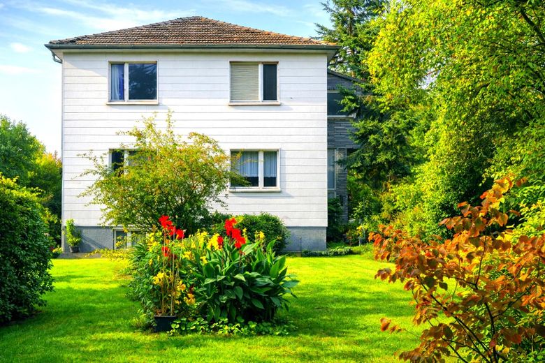 Bella casa con ampio giardino, con possibilità edificatorie per circa 847 mq di superficie abitabile lorda – Foto 4