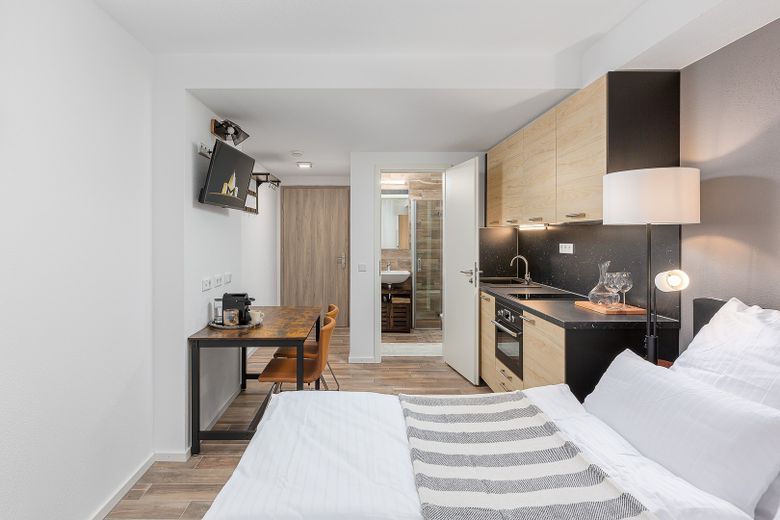 Neubau: vollmöblierte Businessapartments mit Panoramablick – Apartment 1 Wohnraum