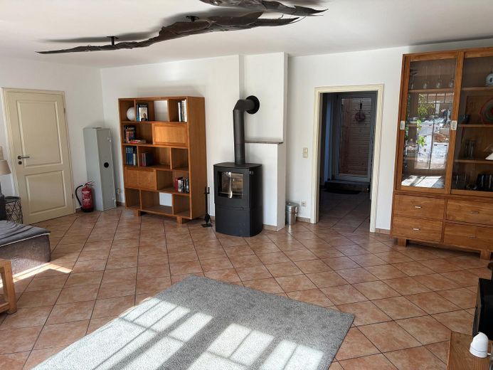Toskana-Villa freistehend auch als Zweifamilienhaus nutzbar – Wohnzimmer EG mit Kamin