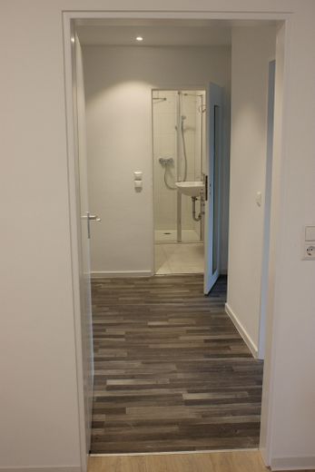 Sanierte 2.5-Zi-Wohnung mit Einbauküche, Terrasse, Garten + Gartenhütte in Waldstetten – Flur