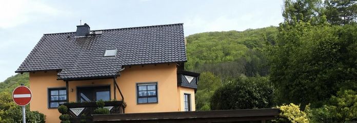 Einfamilienhaus mit Pool und großem Garten – Vorderansicht Haus
