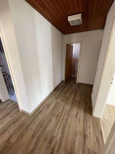 9-Betten-Mitarbeiterwohnung in Nürtingen – ideal für Fahrer & Monteure – Flur