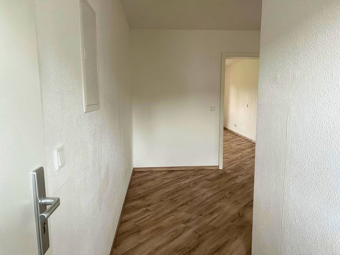 EINZIEHEN UND SPAREN: Große 3-Zimmer-Wohnung mit großem BALKON und EBK im staatlich anerkannten Naturerholungsort Lechbruck am See – Eingangsbereich
