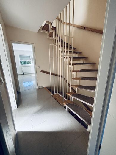 Stilvolles Reiheneckhaus mit Garage Stellplatz und ausgebautem Dachbereich mit Badezimmer – Foto 11