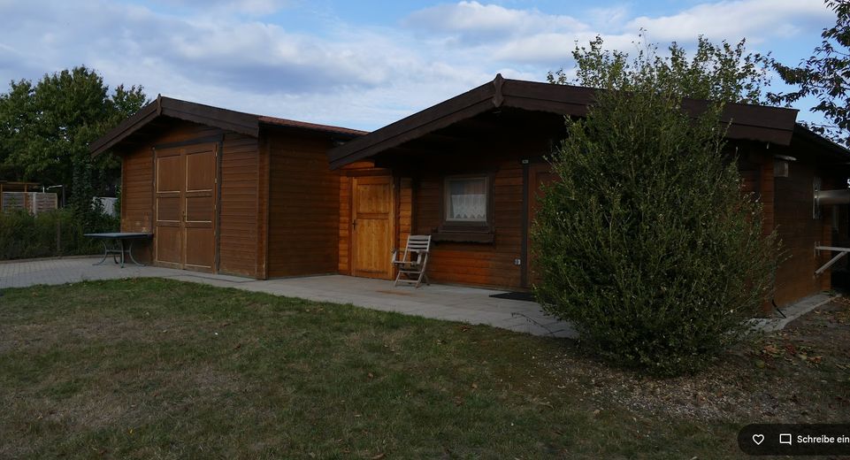 Großes und kleineres Holzhaus