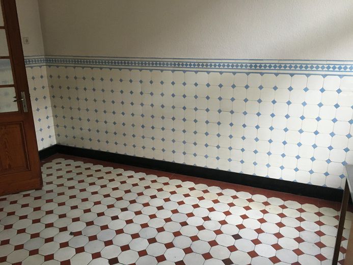 Düsseldorf'ta 2 balkonlu ve ankastre mutfaklı, özel ve hayranlık uyandıran 5 odalı eski bina dairesi – Küche