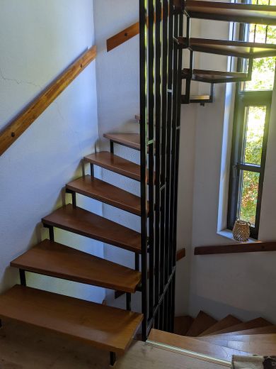 Gran casa adosada con 2 viviendas independientes: vivienda en propiedad de 4-5 habitaciones y vivienda en propiedad de 3 habitaciones, junto al campo – Treppe ins Obergeschoß